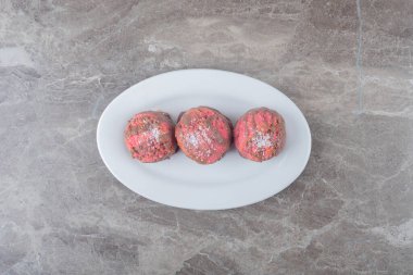 Mermer arka planda küçük atıştırmalık kekler. Yüksek kalite fotoğraf