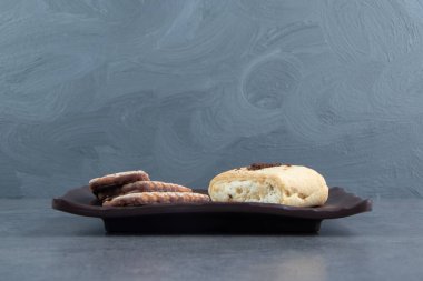 Masa arkasında ev yapımı lezzetli tatlılar