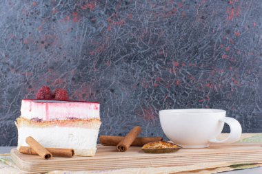Cheesecake ve bir fincan siyah çay tahtada. Yüksek kalite fotoğraf