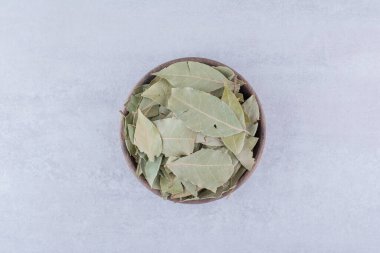 Kuru yeşil defne yaprakları kasede. Yüksek kalite fotoğraf