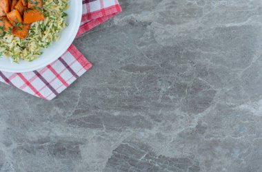  Pirinç ve dilimlenmiş havuç tabakta, havlunun üstünde, mermer zemin üzerinde. Yüksek kalite fotoğraf