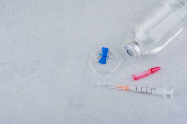 Mermer zemin üzerinde boş şırınga ve ampuller. Yüksek kalite fotoğraf