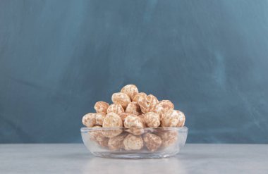 Mermer arka planda, kâsede nefis tarçınlı kurabiyeler var. Yüksek kalite fotoğraf