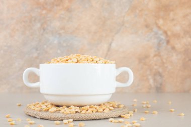 Seramik bir fincanda sarı bezelye çekirdeği ya da beton arka planda bir kase. Yüksek kalite fotoğraf