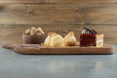 Tahtada fındıklı kek ve hamur işleri. Yüksek kalite fotoğraf