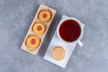 Gri masa arkasında lezzetli kurabiyeler ve çay.. 