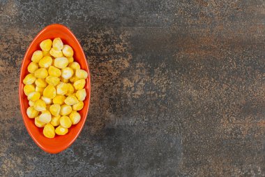 Turuncu kasede lezzetli sarı şekerler. Yüksek kalite fotoğraf