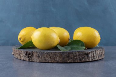 Tahta tahtadaki taze limonların fotoğrafını çek. Yüksek kalite fotoğraf