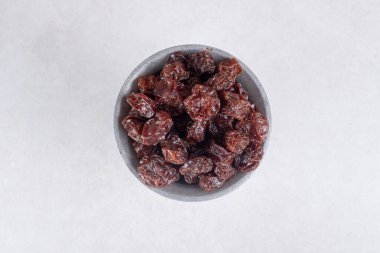 Seramik bir fincanda veya kasede kurumuş kahverengi erikler. Yüksek kalite fotoğraf