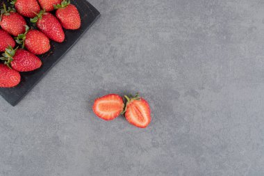 Tahta tahtada bir demet olgun çilek. Yüksek kalite fotoğraf