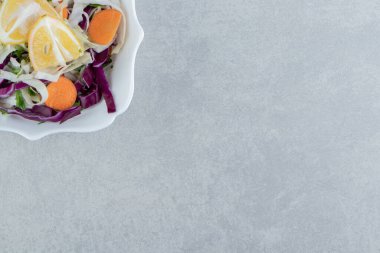 Limonlu rendelenmiş sebze tabağı, mermer arka planda. Yüksek kalite fotoğraf