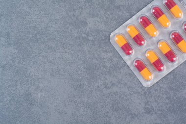 Mermer arka planda bir paket antibiyotik hapı. Yüksek kalite fotoğraf