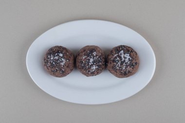 Mermer arka planda bir tepside çikolatalı kurabiye servisi. Yüksek kalite fotoğraf