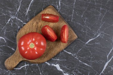 Tahta üzerinde taze kırmızı domatesler. Yüksek kalite fotoğraf