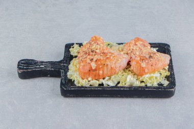 Baharatlı et ve sebzeler tahtada, beyaz arka planda. Yüksek kalite fotoğraf