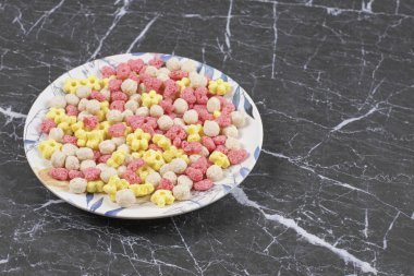 Beyaz tabakta renkli mısır gevreği topları. Yüksek kalite fotoğraf