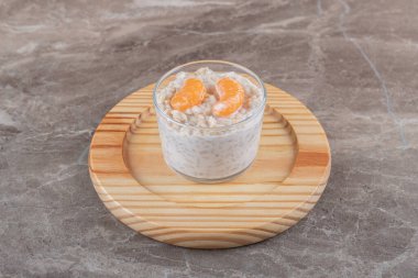 Arka planda mandalina dilimleri olan yulaf ezmesi lapası. Yüksek kalite fotoğraf