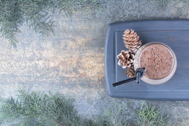 Çam kozalaklı ve kamışlı bir fincan lezzetli içecek. Yüksek kalite fotoğraf