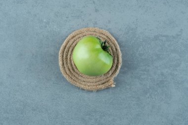Yeşil domates ve mermer kaplama halat. Yüksek kalite fotoğraf