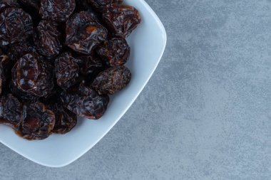 Bir kase kurutulmuş kiraz, mermer arka planda. Yüksek kalite fotoğraf