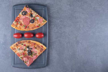 Tahtada domatesli iki taze pizza dilimi. Yüksek kalite fotoğraf