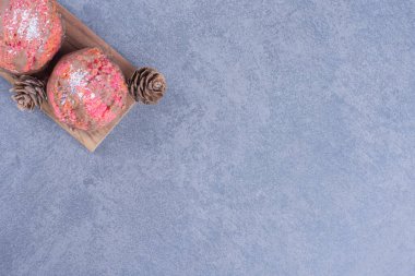 Tahta üzerinde noel kozalakları olan lezzetli kurabiyeler. Yüksek kalite fotoğraf