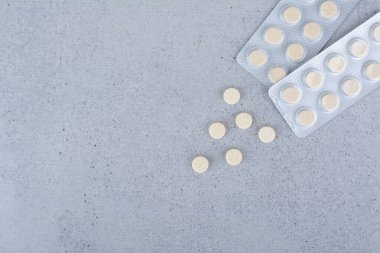 Mermer arka planda iki paket yuvarlak ilaç hapı. Yüksek kalite fotoğraf