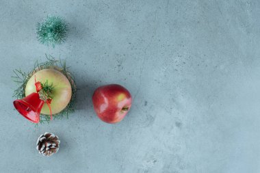 Mermer arka planda iki elma ve şenlikli Noel süslemeleri. Yüksek kalite fotoğraf