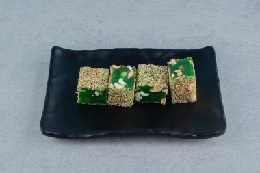 Mavi arka plandaki tepside Türk lokumu var. Yüksek kalite fotoğraf