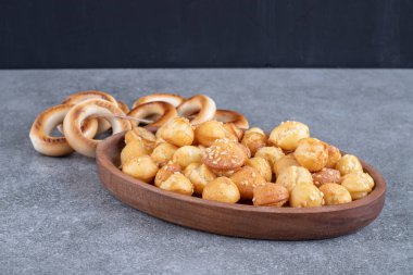 Yuvarlak krakerler ve mermer yüzeyde tuzlu kraker dolu tabaklar. Yüksek kalite fotoğraf