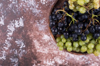 mermer zemin üzerinde siyah beyaz üzümler