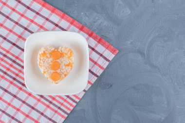 Mermer zemin üzerinde pilav tabağının altındaki masa örtüsü. Yüksek kalite fotoğraf