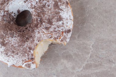 Mermer arka planda nefis jöleli donut. Yüksek kalite fotoğraf