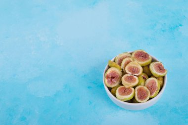 Beyaz seramik kasede kırmızı tohumlu yeşil incirler. Yüksek kalite fotoğraf