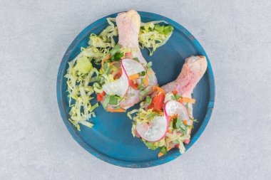 Nefis sebzeler ve ahşap tabakta çiğ et, mavi arka planda. Yüksek kalite fotoğraf