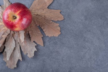 Gri arkaplanda organik kırmızı elma manzarası. Yüksek kalite fotoğraf