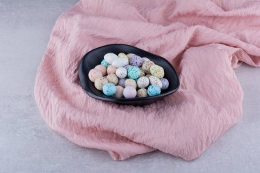 Beton kaplama bir tabakta renkli taş şekerler. Yüksek kalite fotoğraf