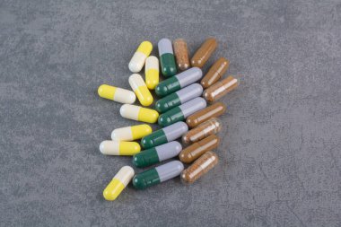 Mermer yüzeyde çeşitli ilaç kapsülleri var. Yüksek kalite fotoğraf