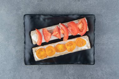 Siyah tabakta domatesli çıtır tost. Yüksek kalite fotoğraf