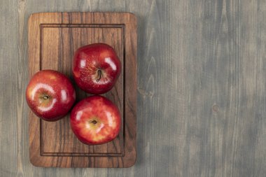 Tahta kesme tahtasında sulu elmalar. Yüksek kalite fotoğraf