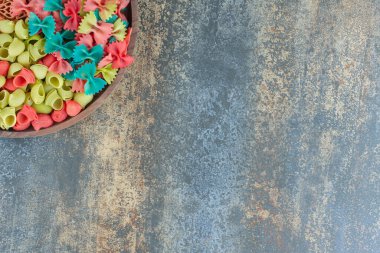 Mermer arka planda, kasede farklı türde makarna. Yüksek kalite fotoğraf