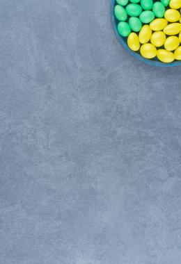 Mermer arka planda, kasede nefis diş etleri var. Yüksek kalite fotoğraf