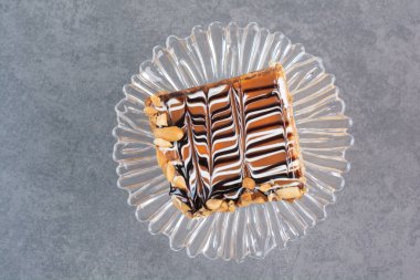 Cam tabakta bir dilim lezzetli pasta. Yüksek kalite fotoğraf