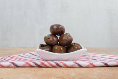 Beyaz tabakta ev yapımı patlıcan turşusu. Yüksek kalite fotoğraf