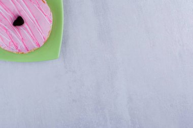 Beyaz arka planda tabakta lezzetli jöleli donut. Yüksek kalite fotoğraf