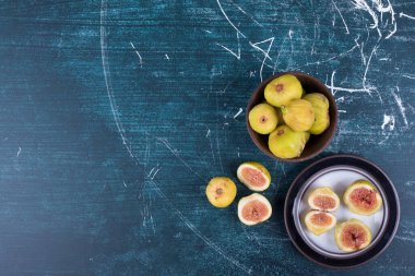 Alt köşede tam ve dilimlenmiş incirler var. Yüksek kalite fotoğraf