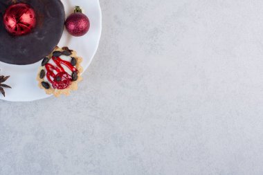 Çikolatalı pasta, kapkekler, mermer zemin üzerinde anason ve takılar. Yüksek kalite fotoğraf