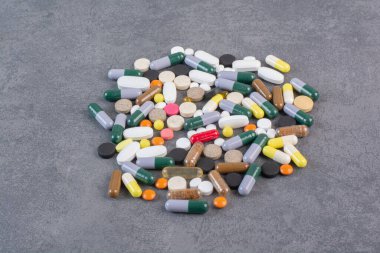 Çeşitli ilaç hapları, haplar ve kapsüller. Yüksek kalite fotoğraf