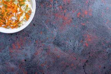 Beyaz lahana ve havuç salatası koyu renkli bir tabakta. Yüksek kalite fotoğraf