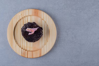 Yeni pişmiş mini çikolatalı kekin ahşap tabakta üst görüntüsü. Yüksek kalite fotoğraf